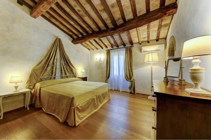 Villa Ella is a stylish villa close to Siena, sleeps 24+2